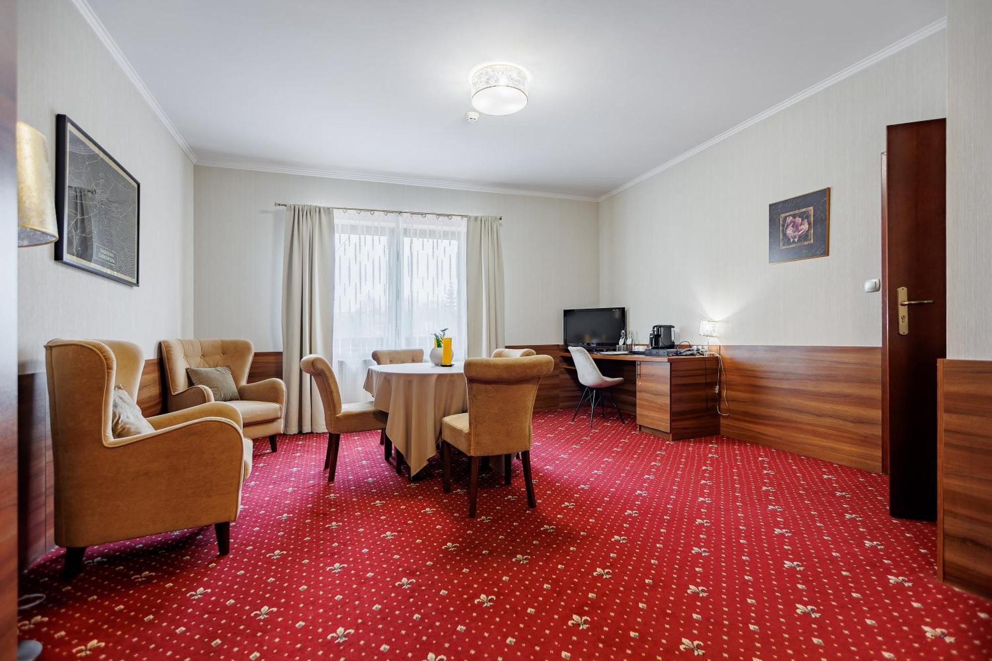Hotel Cristal Park Dabrowa Tarnowska ภายนอก รูปภาพ