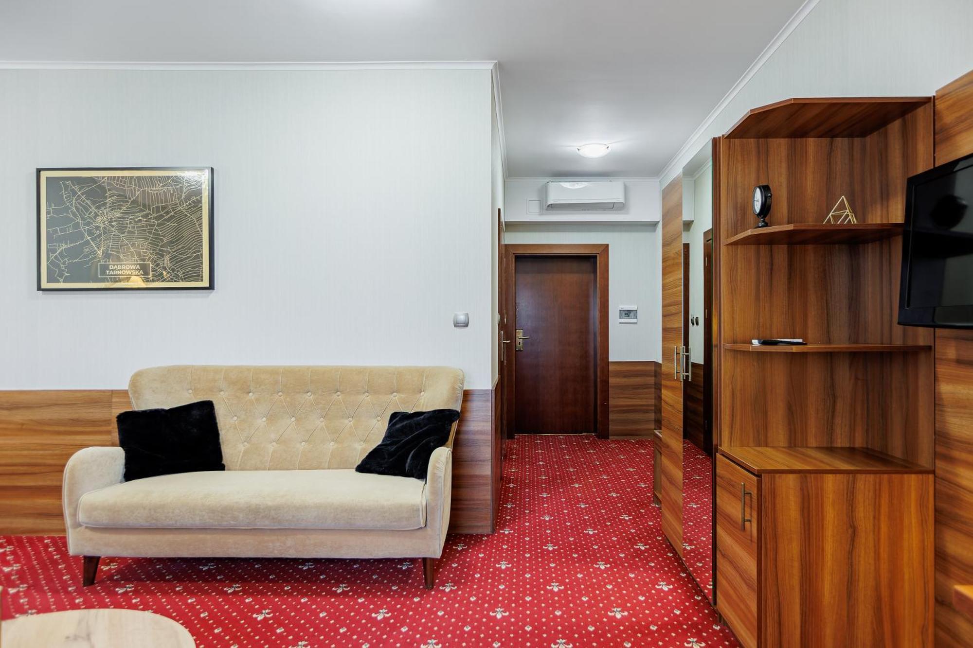 Hotel Cristal Park Dabrowa Tarnowska ภายนอก รูปภาพ