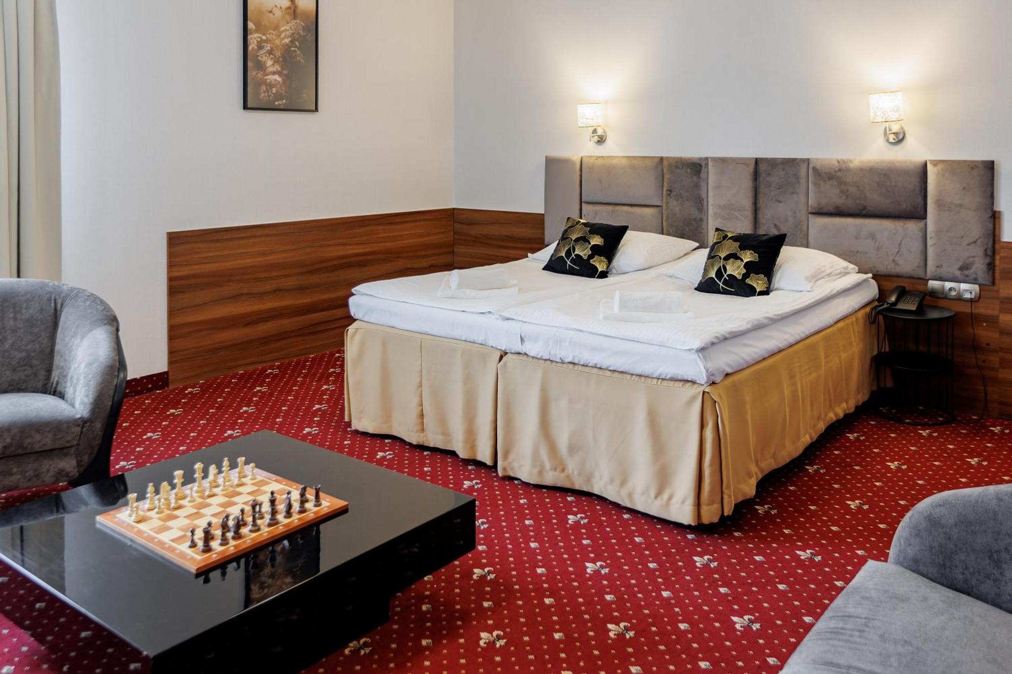 Hotel Cristal Park Dabrowa Tarnowska ภายนอก รูปภาพ