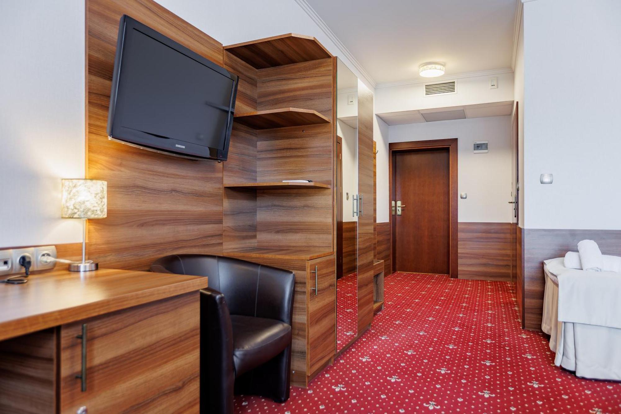 Hotel Cristal Park Dabrowa Tarnowska ภายนอก รูปภาพ