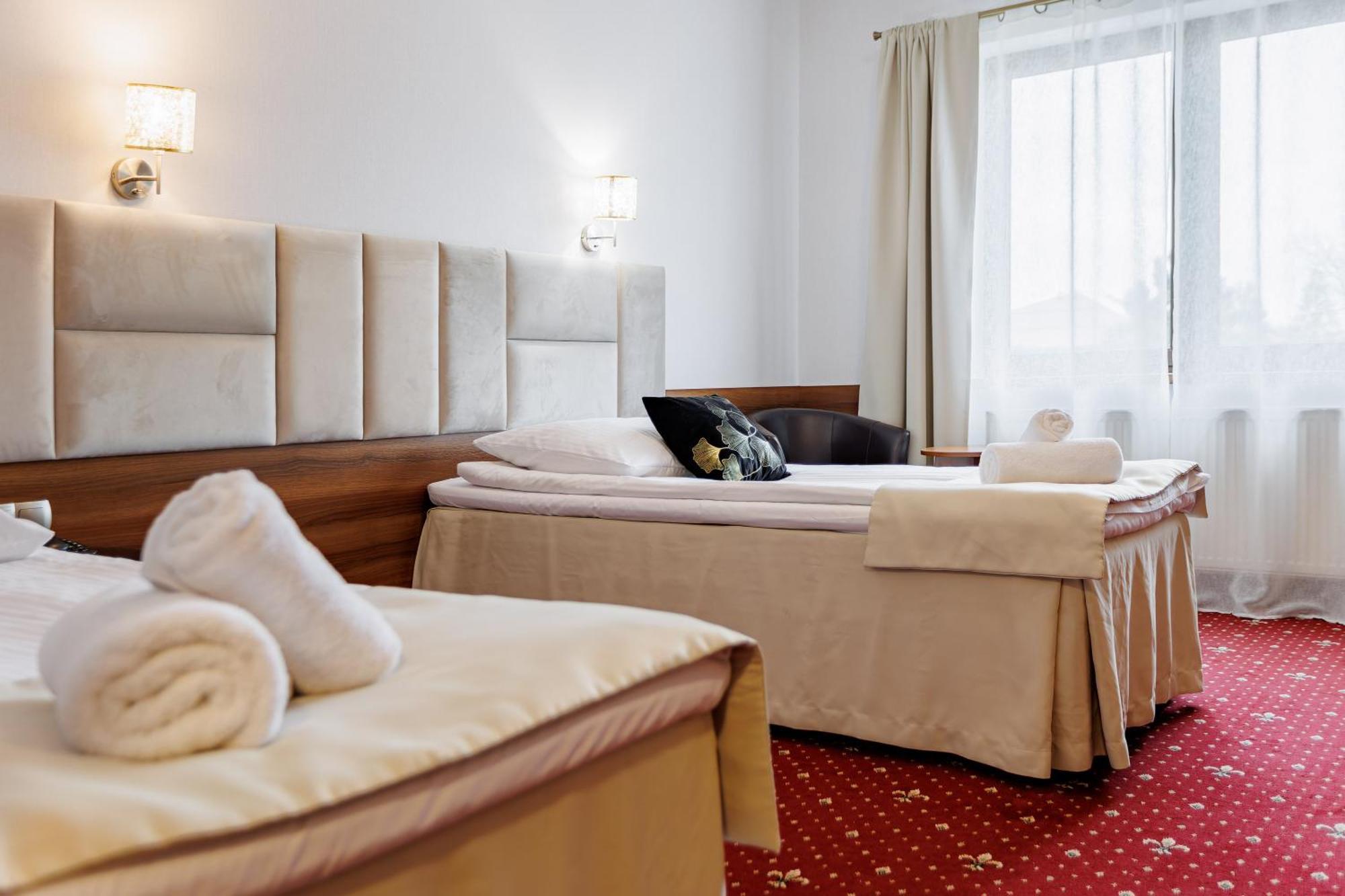 Hotel Cristal Park Dabrowa Tarnowska ภายนอก รูปภาพ
