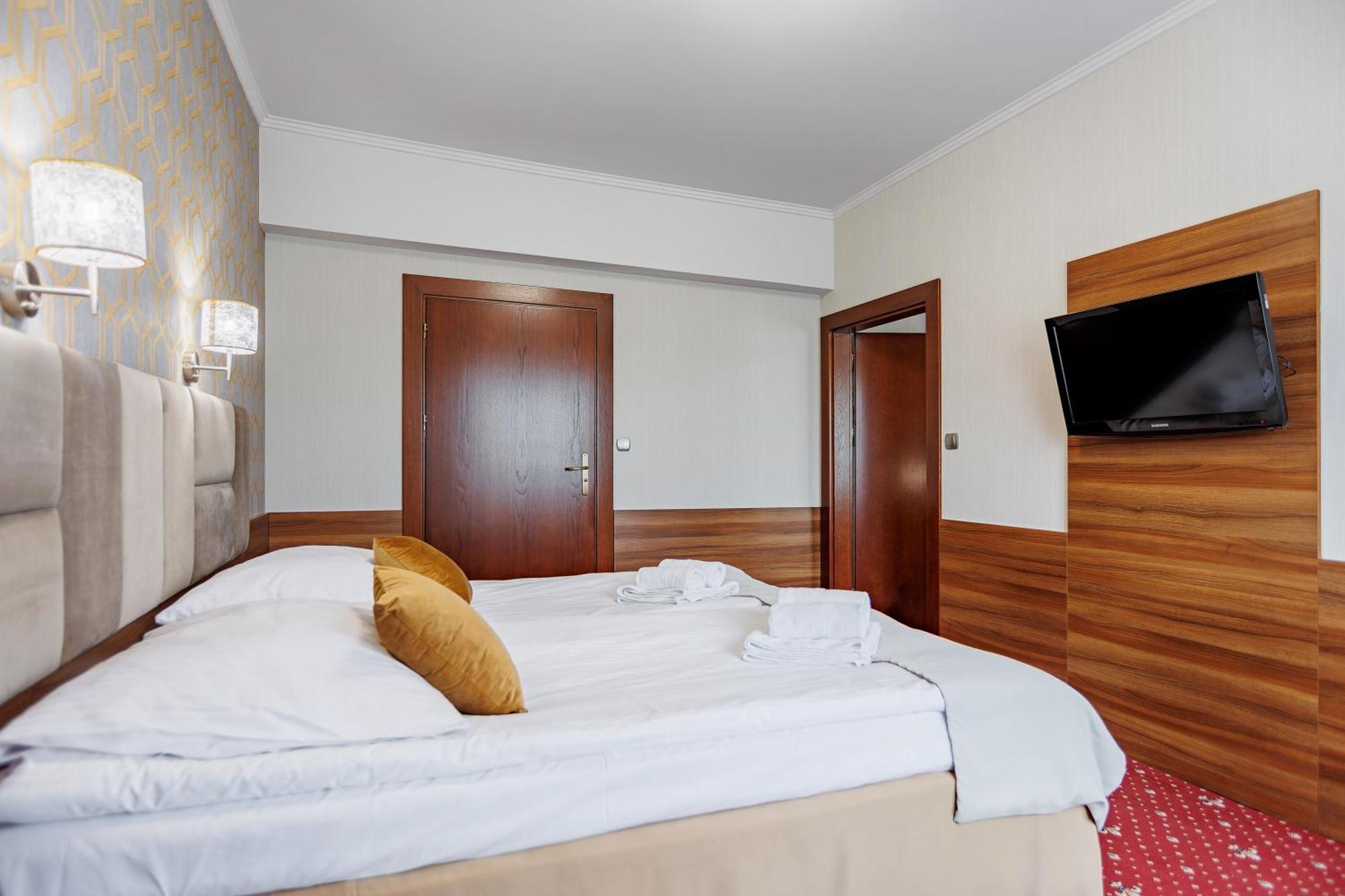 Hotel Cristal Park Dabrowa Tarnowska ภายนอก รูปภาพ