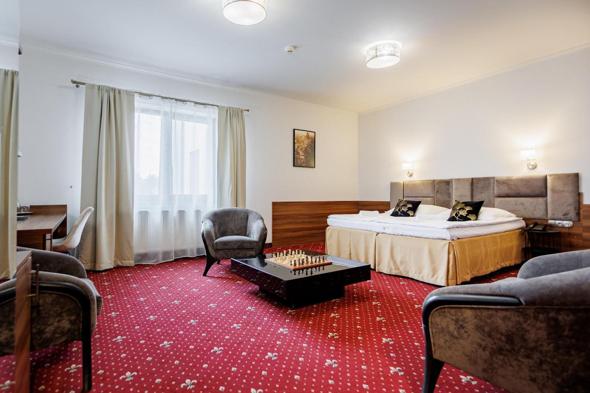 Hotel Cristal Park Dabrowa Tarnowska ภายนอก รูปภาพ