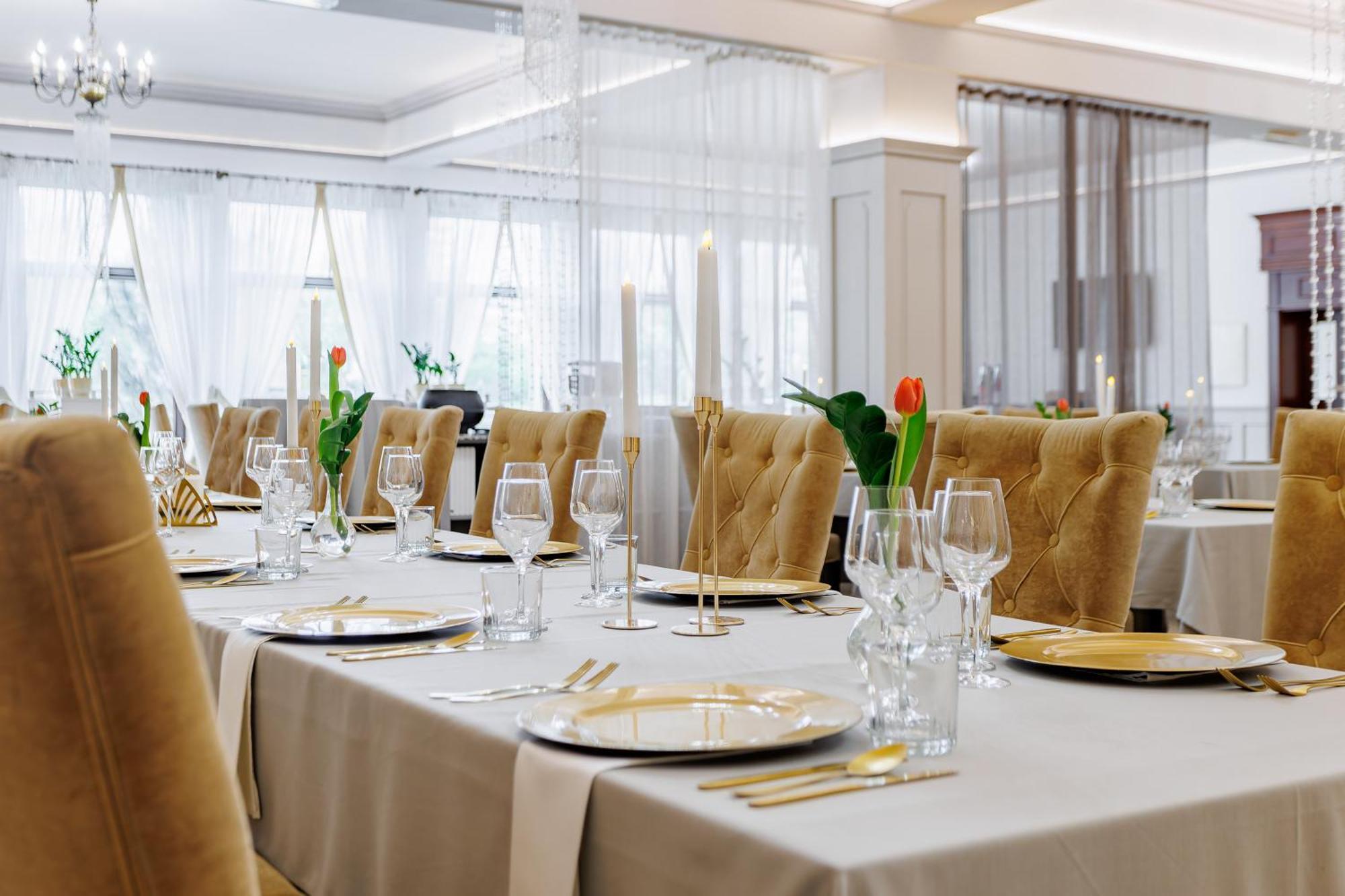 Hotel Cristal Park Dabrowa Tarnowska ภายนอก รูปภาพ