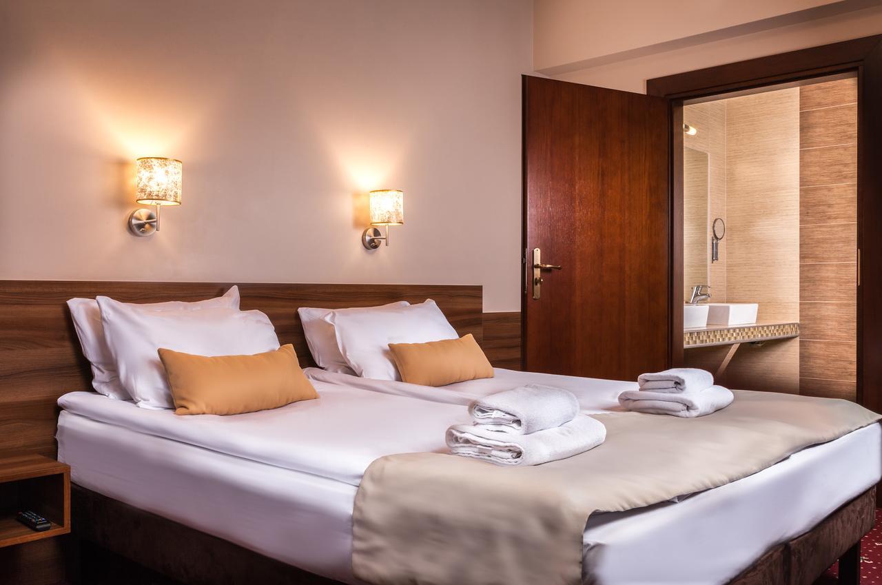 Hotel Cristal Park Dabrowa Tarnowska ภายนอก รูปภาพ